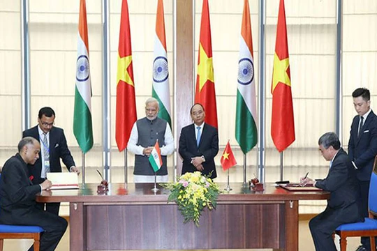 Thứ trưởng Bộ TT&TT Nguyễn Minh Hồng và Đại sứ Ấn Độ tại Việt Nam Parvathaneni Harish ký kết Bản ghi nhớ về hợp tác lĩnh vực CNTT. (Ảnh: VGP)