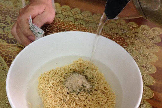 Video: Bị ung thư vì lạm dụng mỳ ăn liền