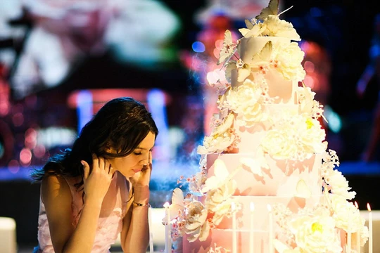 Cận cảnh chiếc bánh sinh nhật tuyệt đẹp được dành cho thiếu nữ nhà giàu.