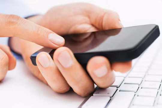 Bị chồng bỏ vài giờ sau đám cưới vì nhắn tin quá nhiều