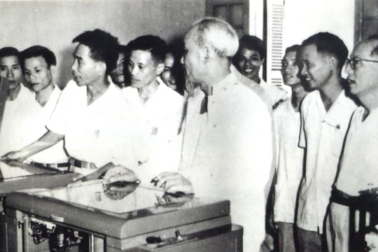 Chủ tịch Hồ Chí Minh thăm và nghe giới thiệu máy khuếch thanh của CP16-Cục Bưu điện TW, phục vụ Đại hội Đảng toàn quốc lần thứ 3 năm 1960.