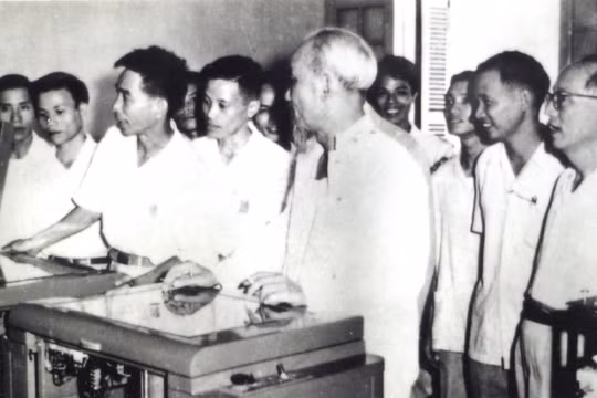 Chủ tịch Hồ Chí Minh thăm và nghe giới thiệu máy khuếch thanh của CP16-Cục Bưu điện TW, phục vụ Đại hội Đảng toàn quốc lần thứ 3 năm 1960.