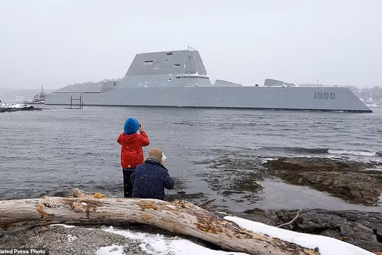 Cận cảnh khu trục hạm đắt nhất hành tinh lần thứ 2 ra khơi