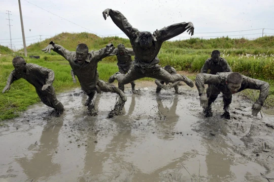 Rợn người trước cảnh binh sĩ huấn luyện như trong địa ngục