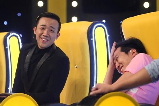 Trấn Thành đã đứng ra thị phạm cách diễn, tự biến mình thành một người mê tuồng cổ.