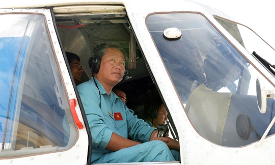 Cơ trưởng Nguyễn Ngọc Trung cùng tổ bay trên Mi-171 chở hàng cứu trợ Phước Sơn (Ảnh: Báo Quân đội)