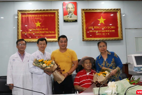 Gia đình NSND Lý Huỳnh, diễn viên Lý Hùng tặng máy thở cho BV Chợ Rẫy (Ảnh: BV cung cấp) 