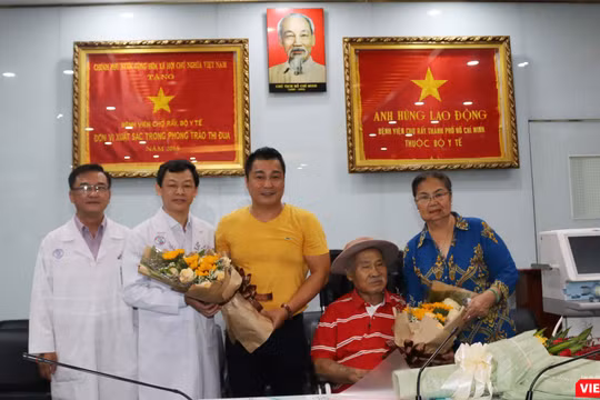 Gia đình NSND Lý Huỳnh, diễn viên Lý Hùng tặng máy thở cho BV Chợ Rẫy (Ảnh: BV cung cấp) 