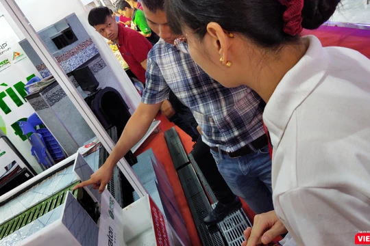 Triển lãm Quốc tế Vietbuild 2020 đang diễn ra với chủ đề “Xây dựng - Vật liệu xây dựng - Bất động sản & trang trí nội ngoại thất” (Ảnh: Hòa Bình) 