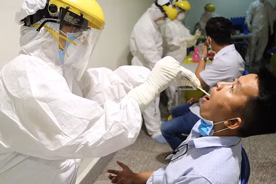 Lấy mẫu xét nghiệm COVID-19 tại sân bay Tân Sơn Nhất (Ảnh: Hoàng Giang)