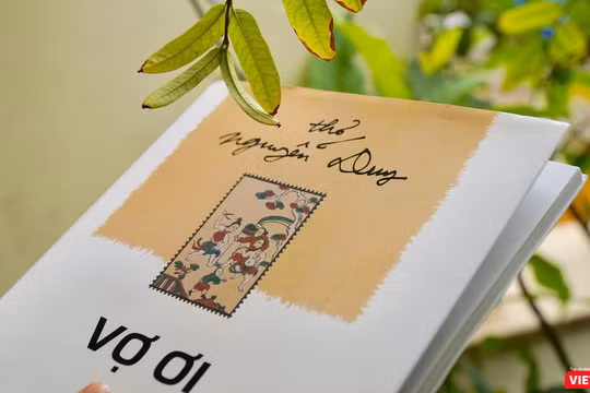 Bìa tập thơ "Vợ ơi" của nhà thơ Nguyễn Duy (Ảnh: Hòa Bình) 