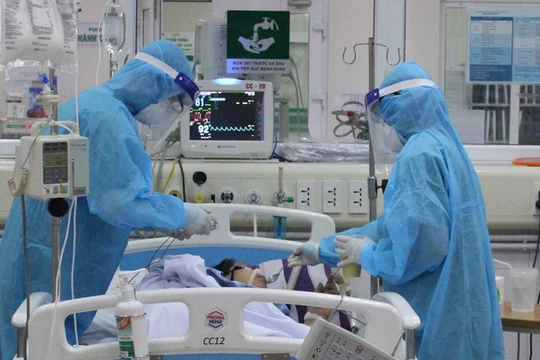 Chiều nay chuyển viện đưa bệnh nhân 91 sang BV Chợ Rẫy (Ảnh: TTXVN) 