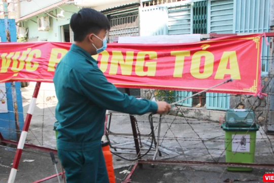 Lực lượng chức năng đang kiểm soát khu vực phong toả quận 6 (Ảnh: Hải Linh)