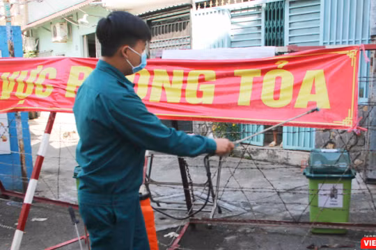 Lực lượng chức năng đang kiểm soát khu vực phong toả quận 6 (Ảnh: Hải Linh)