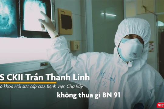 BS Trần Thanh Linh từ khu điều trị bệnh nhân nặng COVID-19 tại “tâm dịch” Đà Nẵng cho hay BN416 tổn thương phổi không thua gì BN91, tiên lượng nặng (Ảnh: Hòa Bình chụp màn hình video)