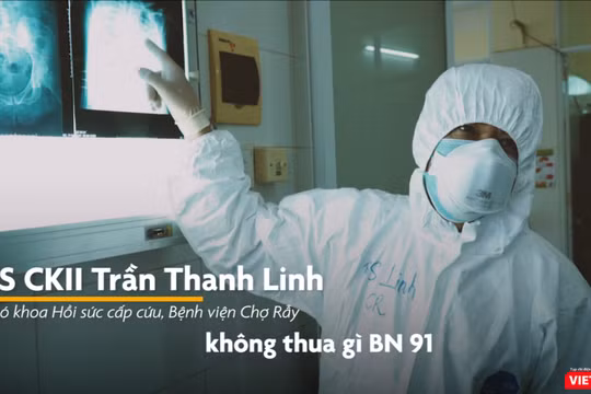 BS Trần Thanh Linh từ khu điều trị bệnh nhân nặng COVID-19 tại “tâm dịch” Đà Nẵng cho hay BN416 tổn thương phổi không thua gì BN91, tiên lượng nặng (Ảnh: Hòa Bình chụp màn hình video)