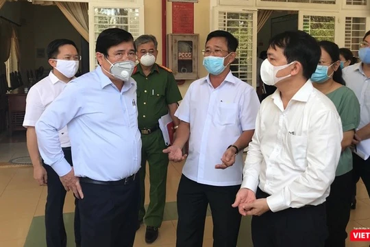 Chủ tịch UBND TPHCM Nguyễn Thành Phong chỉ đạo các quận trong công tác phòng, chống dịch COVID-19 (Ảnh: Đình Dân)
