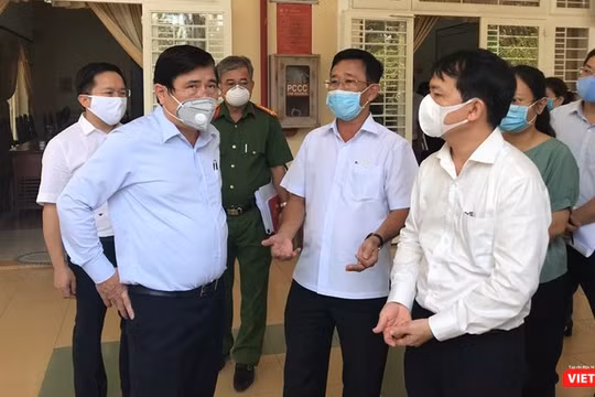 Chủ tịch UBND TPHCM Nguyễn Thành Phong chỉ đạo các quận trong công tác phòng, chống dịch COVID-19 (Ảnh: Đình Dân)