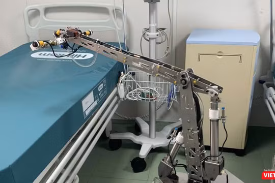 Robot đang khử trùng giường bệnh trong phòng cách ly áp lực âm tại BV Dã chiến Củ Chi (Ảnh chụp ngày 16/4/2020)