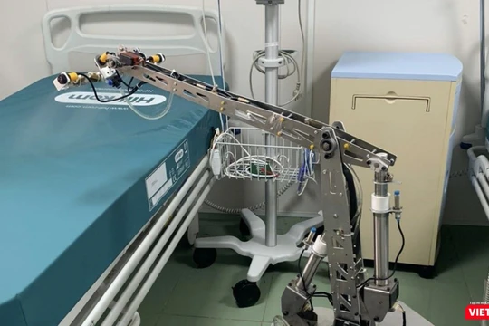 Robot đang khử trùng giường bệnh trong phòng cách ly áp lực âm tại BV Dã chiến Củ Chi (Ảnh chụp ngày 16/4/2020)