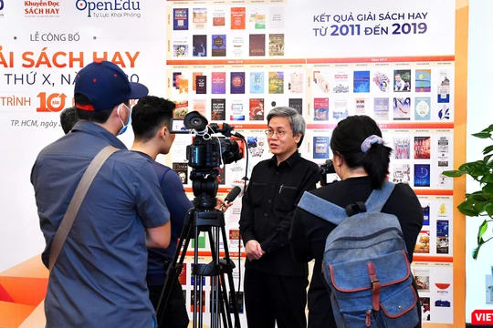 Nhà hoạt động giáo dục Giản Tư Trung trả lời báo chí (Ảnh: HB) 