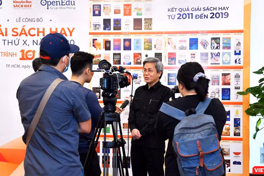 Nhà hoạt động giáo dục Giản Tư Trung trả lời báo chí (Ảnh: HB) 