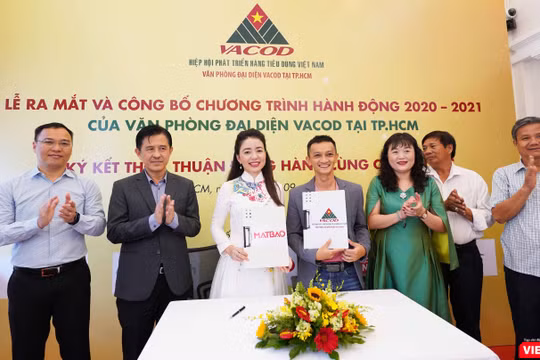 Bà Lê Thúy Nga – Trưởng Văn phòng Đại diện VACOD tại TP.HCM (người mặc áo dài trắng) sau khi ký kết hợp tác với Mắt Bão, trước sự chứng kiến của đại diện lãnh đạo Hiệp hội (Ảnh: HB)