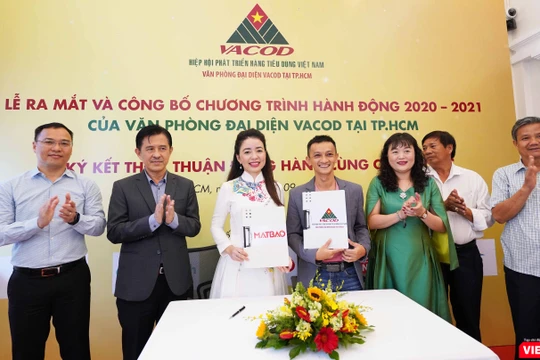 Bà Lê Thúy Nga – Trưởng Văn phòng Đại diện VACOD tại TP.HCM (người mặc áo dài trắng) sau khi ký kết hợp tác với Mắt Bão, trước sự chứng kiến của đại diện lãnh đạo Hiệp hội (Ảnh: HB)