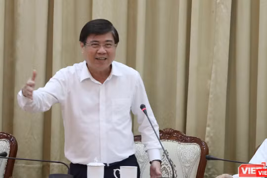 Ông Nguyễn Thành Phong - Chủ tịch UBND TP.HCM chỉ đạo tại cuộc họp phòng, chống dịch bệnh COVID-19 (Ảnh: Sỹ Đông)