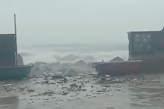 Bão số 13 hoành hành dữ dội tại đảo Lý Sơn (Ảnh cắt từ video clip) 