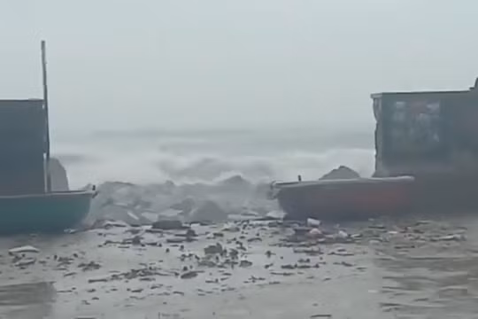 Bão số 13 hoành hành dữ dội tại đảo Lý Sơn (Ảnh cắt từ video clip) 