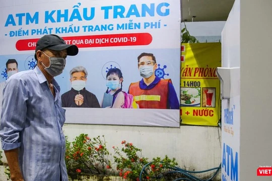 Cây "ATM khẩu trang" đầu tiên phát miễn phí cho người nghèo đặt tại quận Tân Phú, TP.HCM (Ảnh: NVCC) 