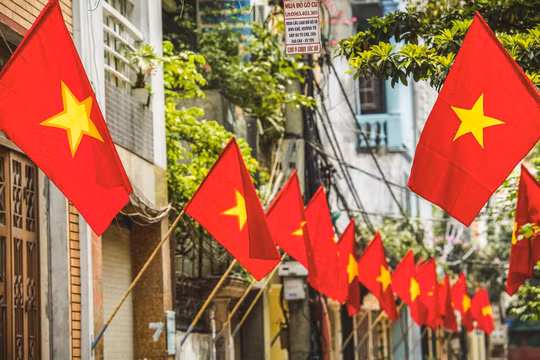 Treo cờ Tổ quốc mừng Tết Độc lập 30/4 trên mọi vùng miền cả nước (Ảnh: TB)