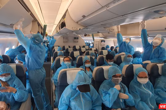 297 hành khách bị mắc kẹt ở Đà Nẵng vừa hạ cánh an toàn xuống sân bay Tân Sơn Nhất lúc 16h00 trên loại máy bay thân rộng hiện đại nhất (Ảnh: VNA) 