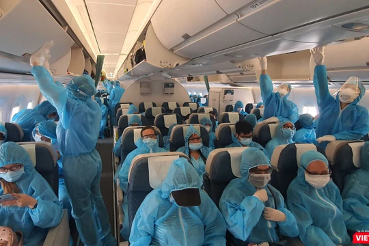 297 hành khách bị mắc kẹt ở Đà Nẵng vừa hạ cánh an toàn xuống sân bay Tân Sơn Nhất lúc 16h00 trên loại máy bay thân rộng hiện đại nhất (Ảnh: VNA) 