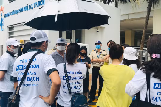 Phụ huynh AIS Saigon căng thẳng đòi công bằng trong việc thu học phí khi học sinh nghỉ tránh dịch (Ảnh: PH) 