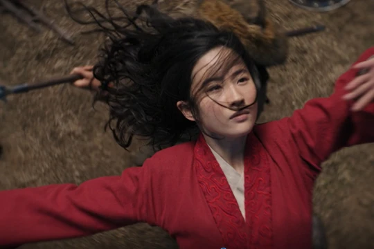 Mulan (Hoa Mộc Lan) bị coi là "chiếc áo quá khổ" với "thần tiên tỷ tỷ" Lưu Diệc Phi (Ảnh: Disney)