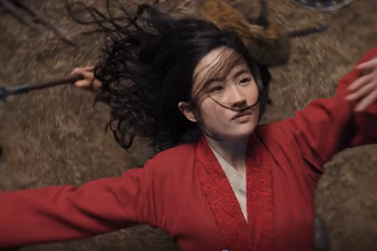 Mulan (Hoa Mộc Lan) bị coi là "chiếc áo quá khổ" với "thần tiên tỷ tỷ" Lưu Diệc Phi (Ảnh: Disney)