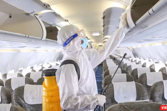 Khử trùng máy bay phòng chống nguy cơ lây nhiễm dịch bệnh do virus Corona gây ra tại Tân Sơn Nhất (Ảnh: Hoàng Triều)