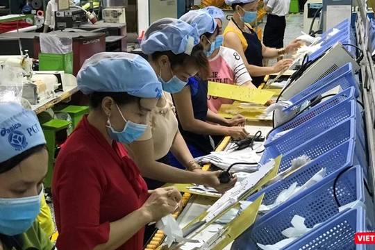 Công nhân làm việc tại khu công nghiệp