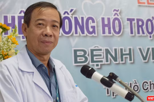 TS. BS Nguyễn Văn Vĩnh Châu – Giám đốc BV Bệnh Nhiệt đới TP.HCM đã cắt băng khai trương hệ thống telemedicine khám chữa bệnh từ xa (Ảnh: Hòa Bình) 