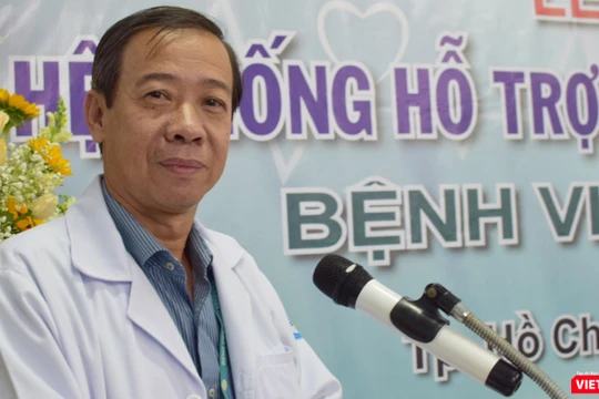 TS. BS Nguyễn Văn Vĩnh Châu – Giám đốc BV Bệnh Nhiệt đới TP.HCM đã cắt băng khai trương hệ thống telemedicine khám chữa bệnh từ xa (Ảnh: Hòa Bình) 