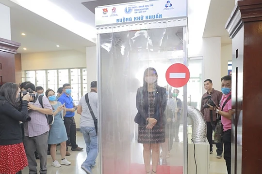 Ra mắt buồng khử khuẩn toàn thân tại TP.HCM (Ảnh: Thành đoàn TP.HCM)