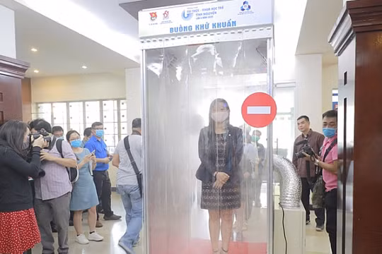 Ra mắt buồng khử khuẩn toàn thân tại TP.HCM (Ảnh: Thành đoàn TP.HCM)