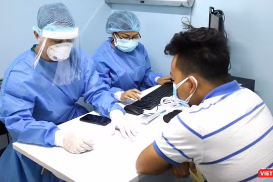 Bác sĩ làm việc tại phòng khám dã chiến tại BV Đại học Y Dược TP.HCM mặc đồ bảo hộ để chống lây nhiễm virus Corona (Ảnh: HB)