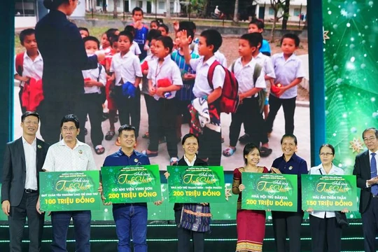 Chương trình nghệ thuật “Quà tặng Giáng sinh 2020 – Ánh sáng Tình yêu” trao 1 tỉ đồng tới các mái ấm (Ảnh: TB)