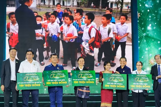 Chương trình nghệ thuật “Quà tặng Giáng sinh 2020 – Ánh sáng Tình yêu” trao 1 tỉ đồng tới các mái ấm (Ảnh: TB)