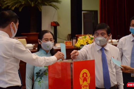 Đại biểu bỏ phiếu bầu bổ sung các chức danh (Ảnh: TTBC) 