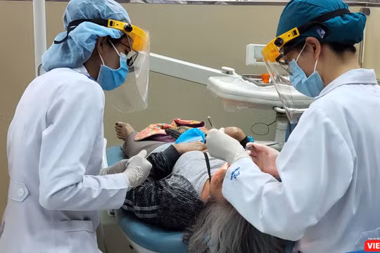 Giảng viên và SV khoa Răng Hàm Mặt - ĐH Y Dược TP.HCM (Ảnh: Hòa Bình) 