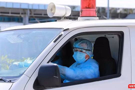 BS Nguyễn Văn Vĩnh Châu, Giám đốc BV Bệnh Nhiệt đới TP.HCM cho biết bệnh nhân 278 được chuyển từ Bạc Liêu về, do viêm phổi, suy hô hấp (Ảnh: BYT) 